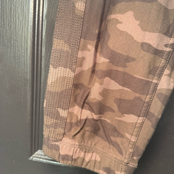 Athleta Farallon Camo joggers 4 - Picture 4 of 11